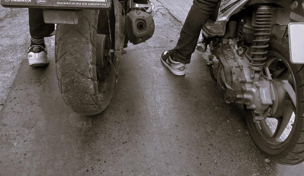 Ban motor belakang kempes