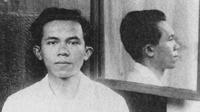 Tan Malaka dengan cermin di belakangnya.